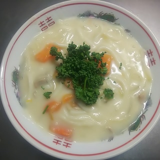 うどんとの相性バッチリ、クリームシチューうどん